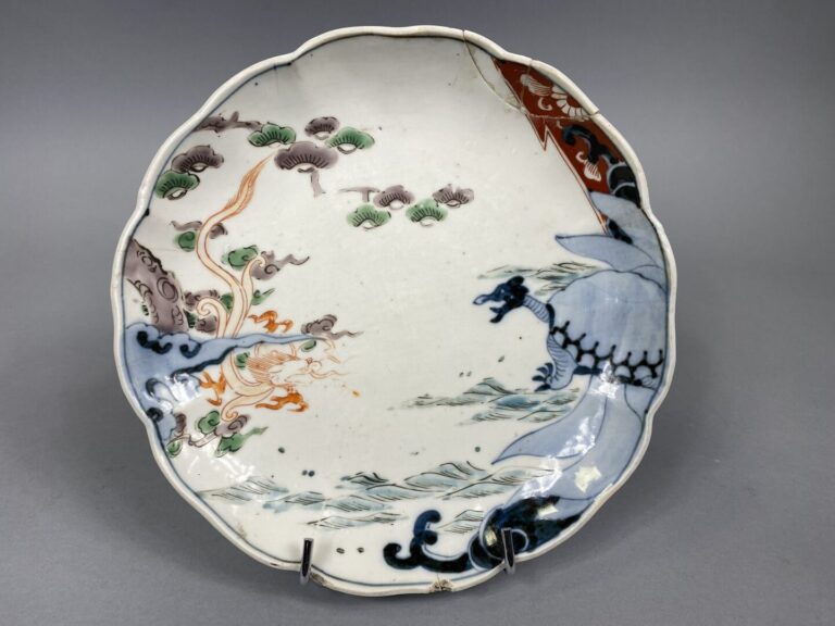 Japon - Assiette polylobée en porcelaine émaillée polychrome à décor de dragon…