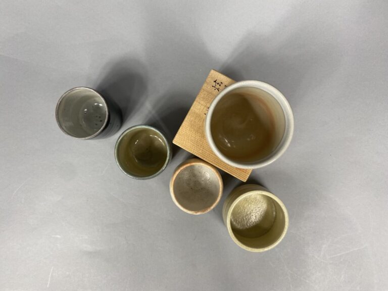 Japon, atelier de Kiyomizu-yaki (?) - Ensemble de 5 tasses à thé en céramique à…