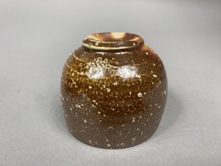Japon, Bizen - Ensemble de 5 poteries dans les tons marrons comprenant un gobel…