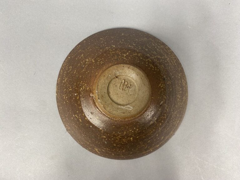 Japon, Bizen - Ensemble de 5 poteries dans les tons marrons comprenant un gobel…