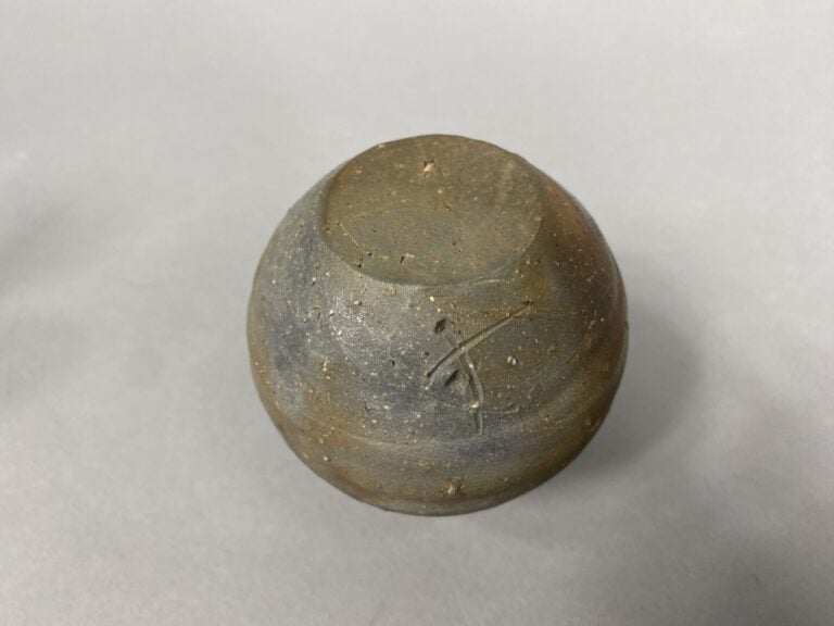 Japon, Bizen - Ensemble de 5 poteries dans les tons marrons comprenant un gobel…