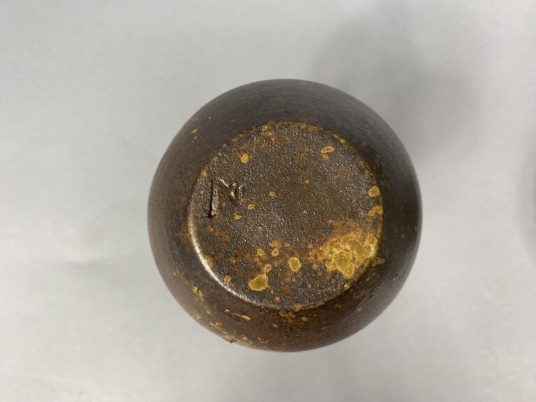 Japon, Bizen - Ensemble de 5 poteries dans les tons marrons comprenant un gobel…