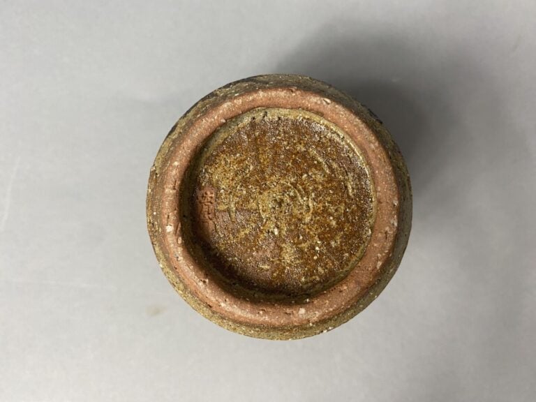 Japon, Bizen - Ensemble de 5 poteries dans les tons marrons comprenant un gobel…