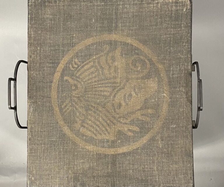 Japon - Boite (yoroi bitsu) recouverte de tissu aux môn au papillon rappelant c…