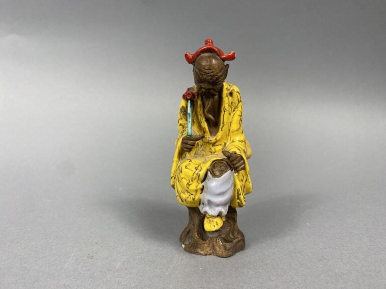 Japon, dans le goût - Ensemble de trois sujets en terre cuite émaillée représen…