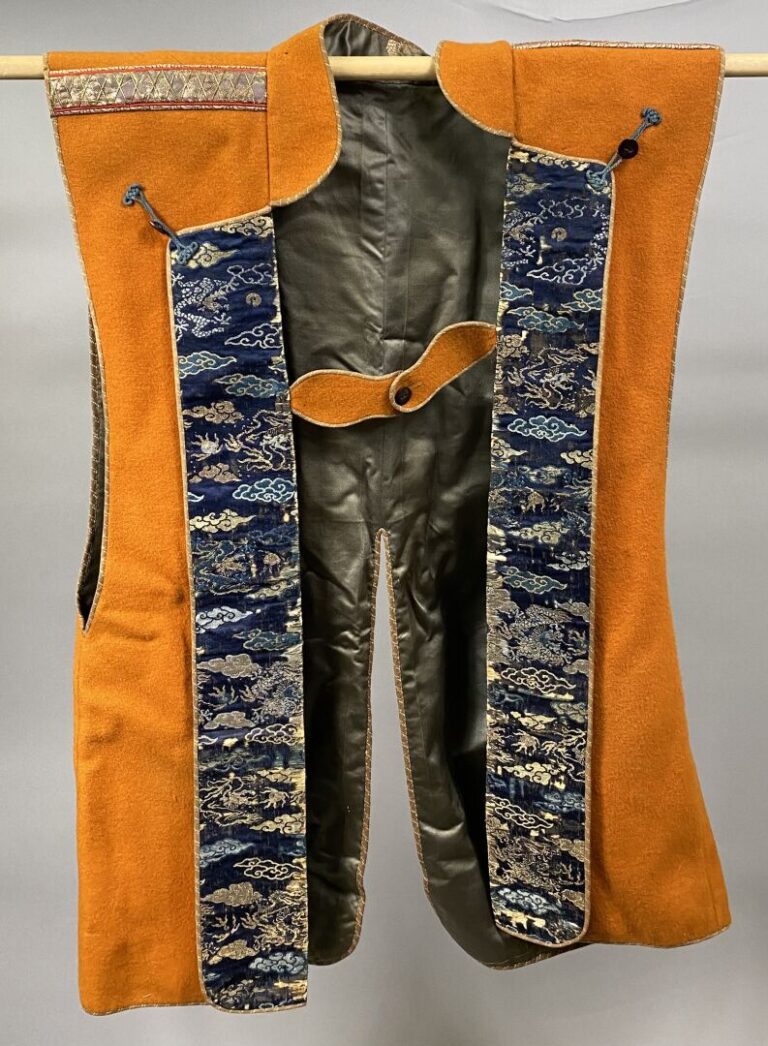 Japon, début XXe siècle - Veste sans manches (jinbaori) en feutre orange orné d…
