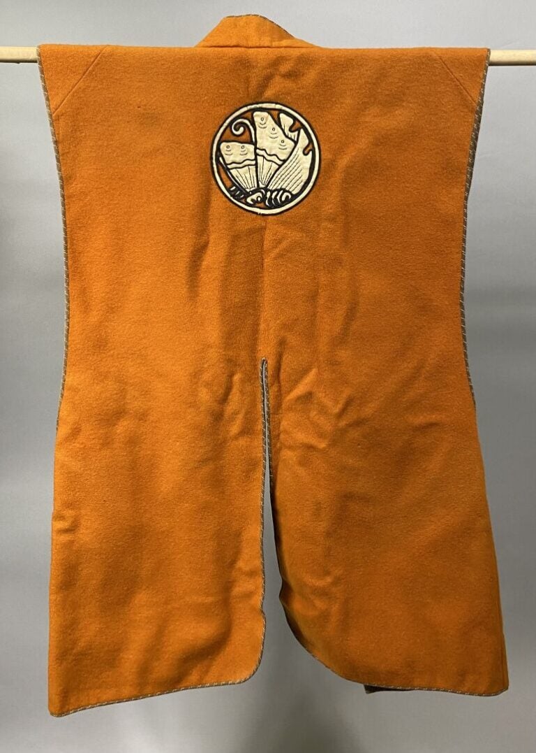 Japon, début XXe siècle - Veste sans manches (jinbaori) en feutre orange orné d…
