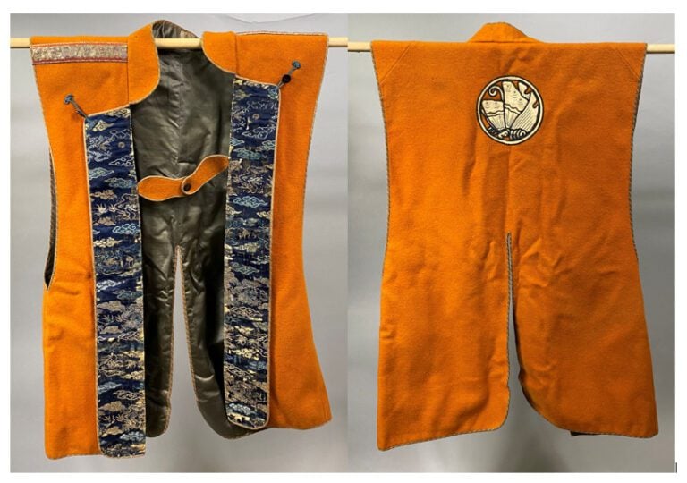 Japon, début XXe siècle - Veste sans manches (jinbaori) en feutre orange orné d…