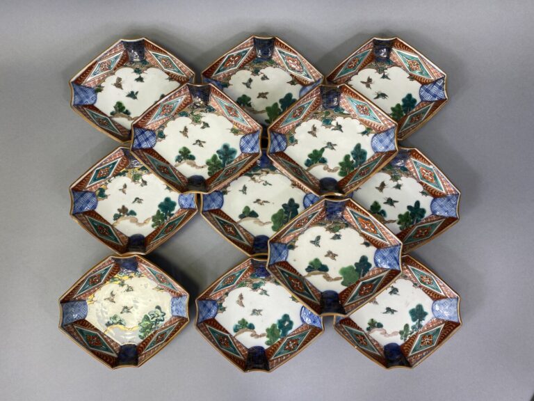 Japon - Ensemble de 12 coupelles en forme de losange en céramique émaillée dans…