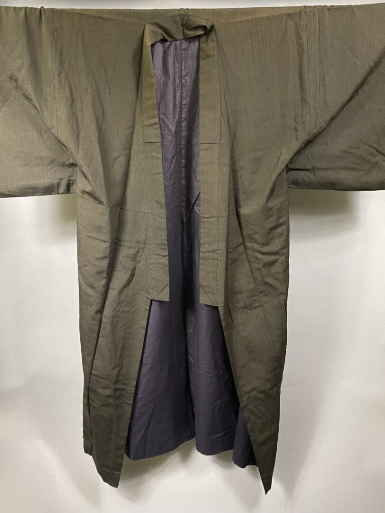 Japon - Ensemble de vêtements formant les différentes couches d'un kimono. - (p…