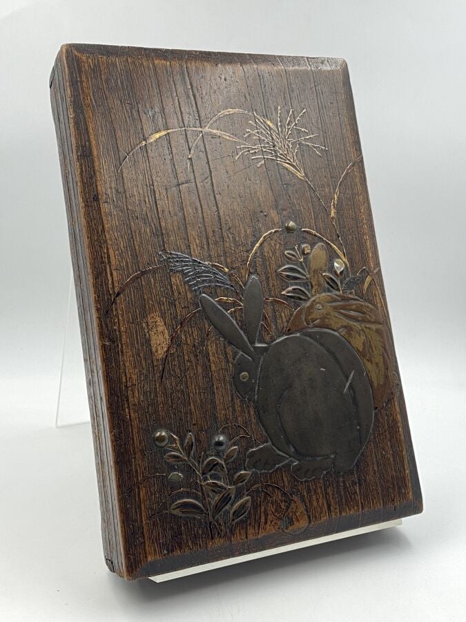 JAPON - Epoque EDO (1603 - 1868) - Suzuribako en bois à décor en hira maki-e de…