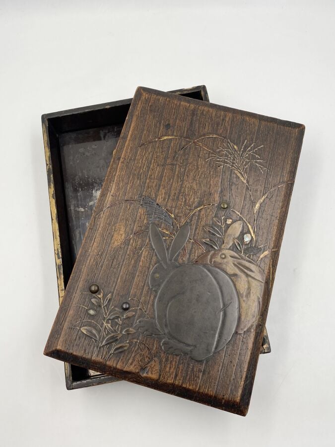 JAPON - Epoque EDO (1603 - 1868) - Suzuribako en bois à décor en hira maki-e de…