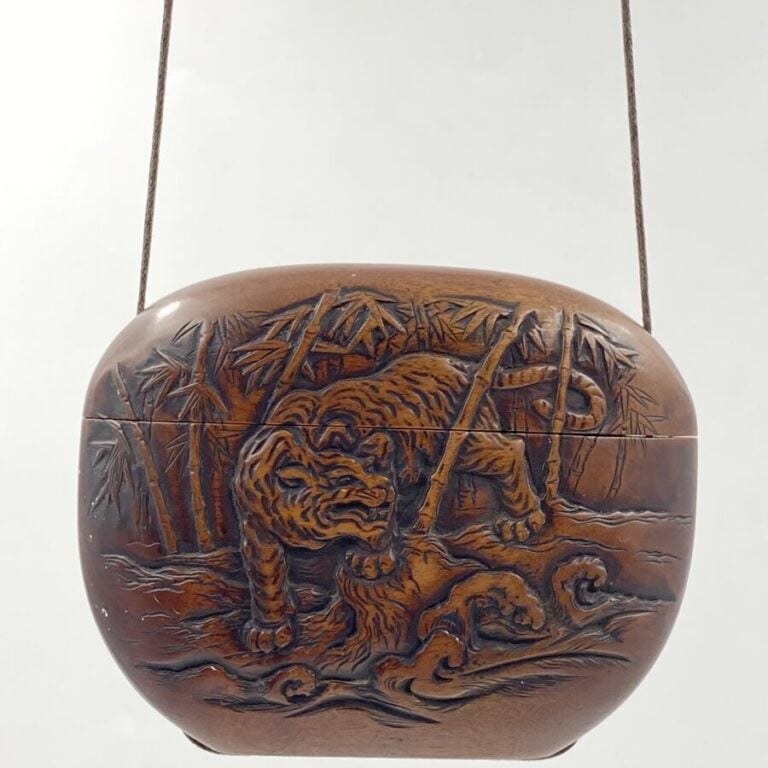 JAPON - Epoque MEIJI (1868 - 1912) - Tonkotsu en bois sculpté d'un dragon dans…