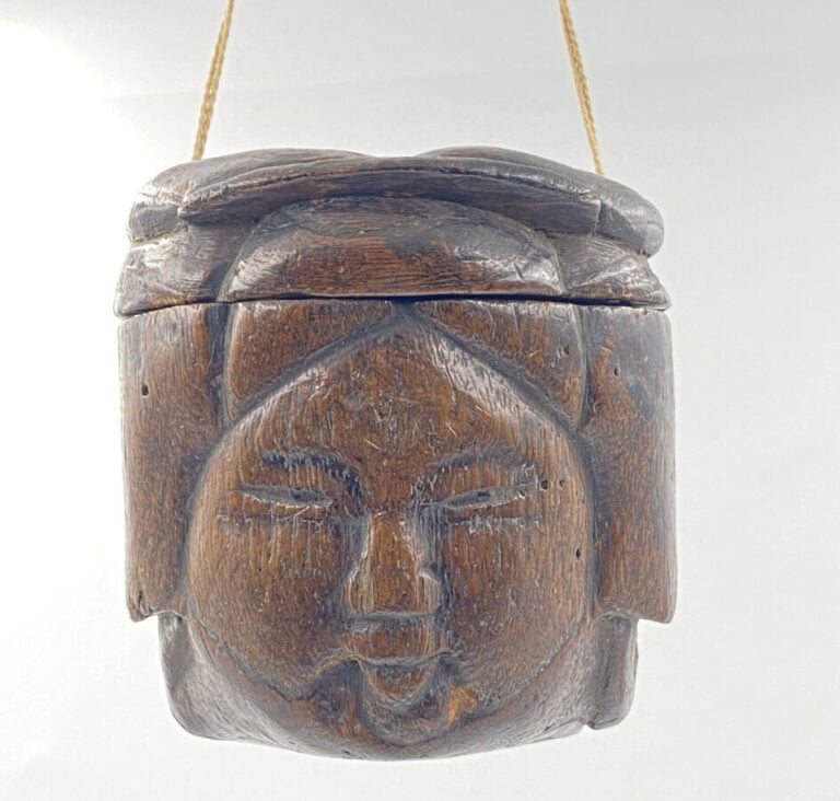 JAPON - Epoque MEIJI (1868 - 1912) - Tonkotsu en buis sculpté sur une face d'un…