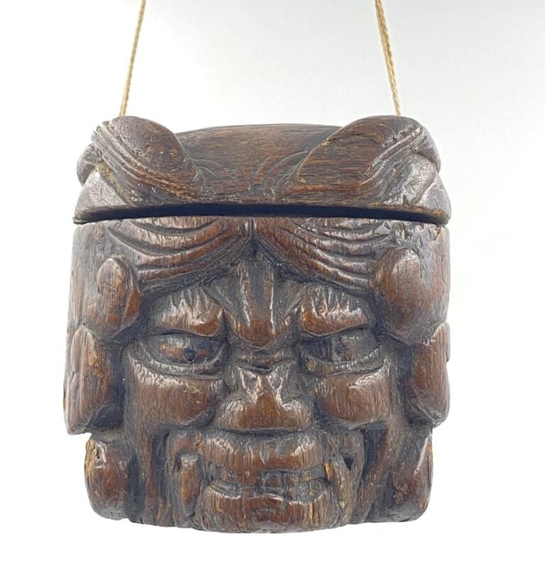 JAPON - Epoque MEIJI (1868 - 1912) - Tonkotsu en buis sculpté sur une face d'un…