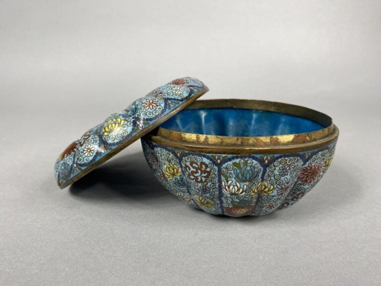 Japon, fin XIXe siècle - Boite en bronze et émaux cloisonnés de forme godronnée…