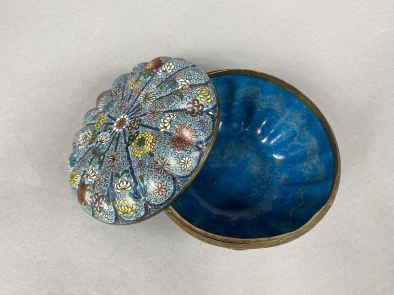 Japon, fin XIXe siècle - Boite en bronze et émaux cloisonnés de forme godronnée…