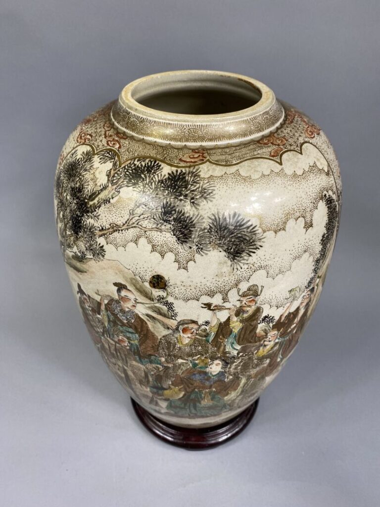 Japon - Grand vase en porcelaine de Satsuma émaillée polychrome et or à décor d…