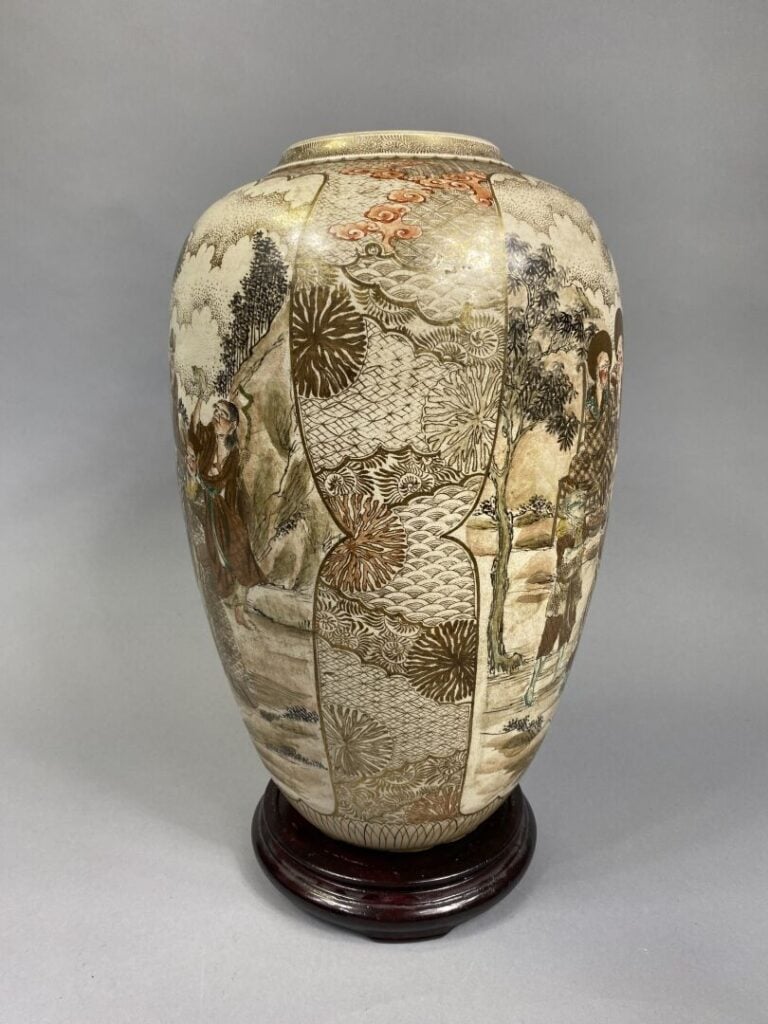 Japon - Grand vase en porcelaine de Satsuma émaillée polychrome et or à décor d…