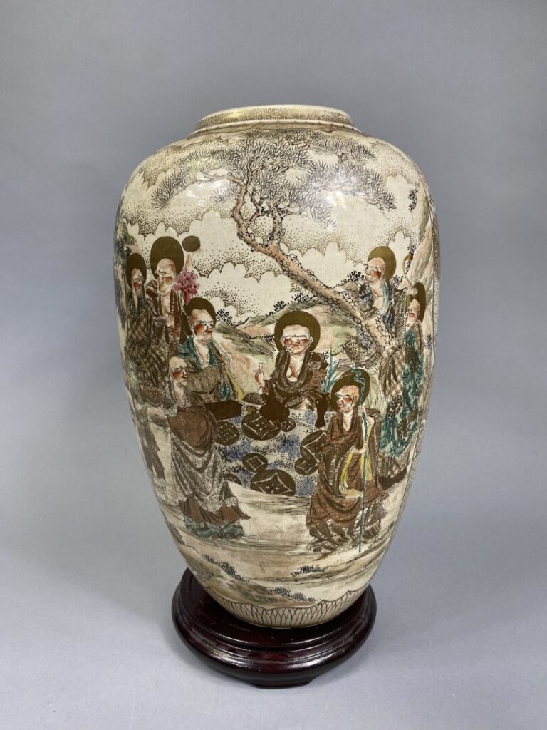 Japon - Grand vase en porcelaine de Satsuma émaillée polychrome et or à décor d…
