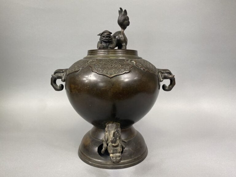 Japon - Grande fontaine en bronze à patine brune sur piédouche à décor archaïsa…