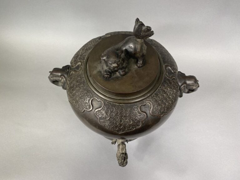 Japon - Grande fontaine en bronze à patine brune sur piédouche à décor archaïsa…