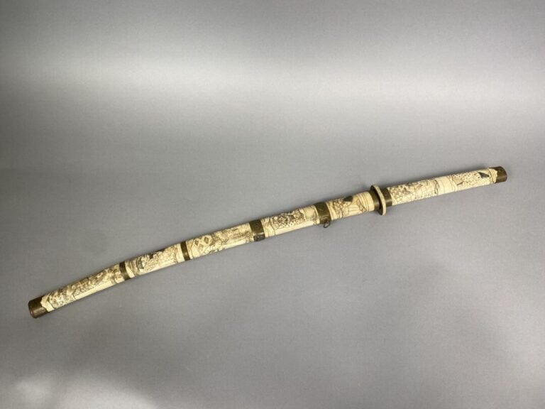 Japon - Katana à lame courbe en os sculpté à décor de personnages et bagues en…