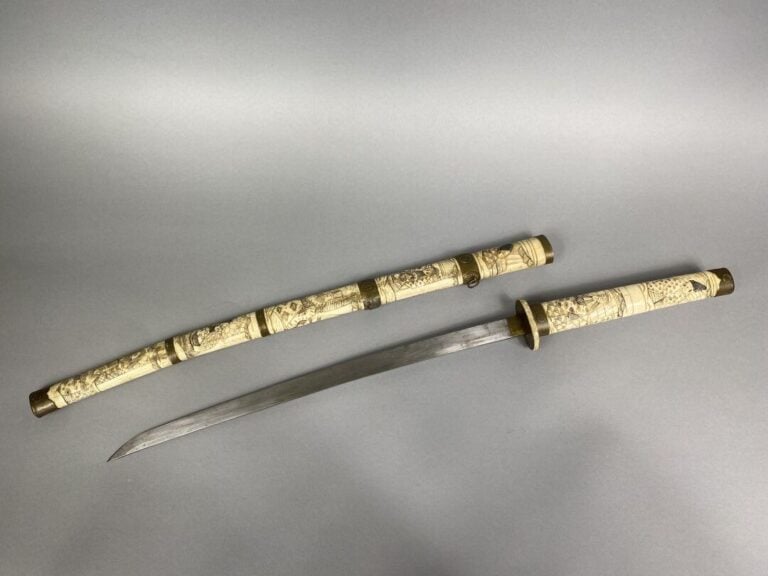 Japon - Katana à lame courbe en os sculpté à décor de personnages et bagues en…
