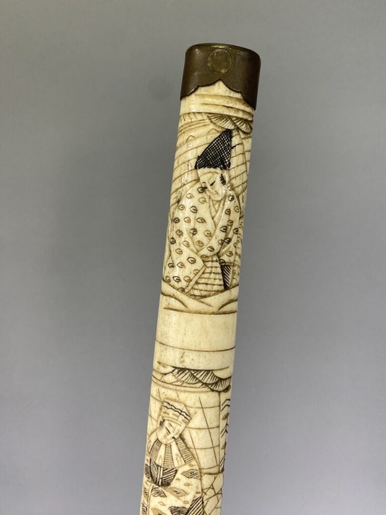 Japon - Katana à lame courbe en os sculpté à décor de personnages et bagues en…