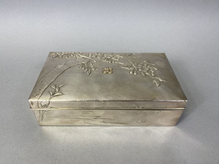 Japon, KONOIKE - Boîte couverte de forme rectangulaire en argent (800) à décor…