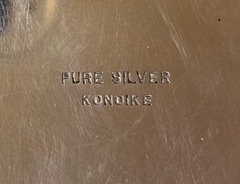 Japon, KONOIKE - Boîte couverte de forme rectangulaire en argent (800) à décor…