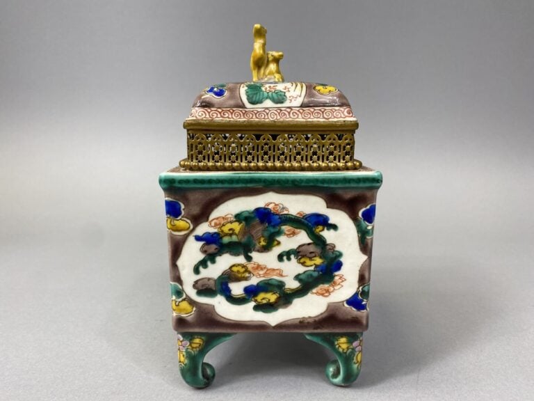 Japon, Kutani - Brûle-parfum de forme carrée en porcelaine émaillée polychrome…