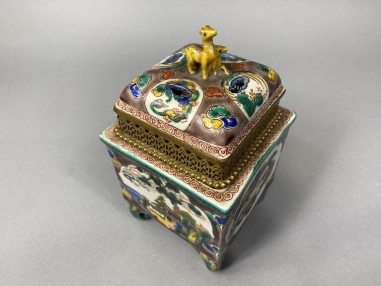 Japon, Kutani - Brûle-parfum de forme carrée en porcelaine émaillée polychrome…