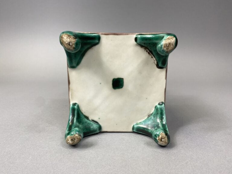 Japon, Kutani - Brûle-parfum de forme carrée en porcelaine émaillée polychrome…