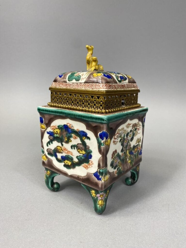 Japon, Kutani - Brûle-parfum de forme carrée en porcelaine émaillée polychrome…