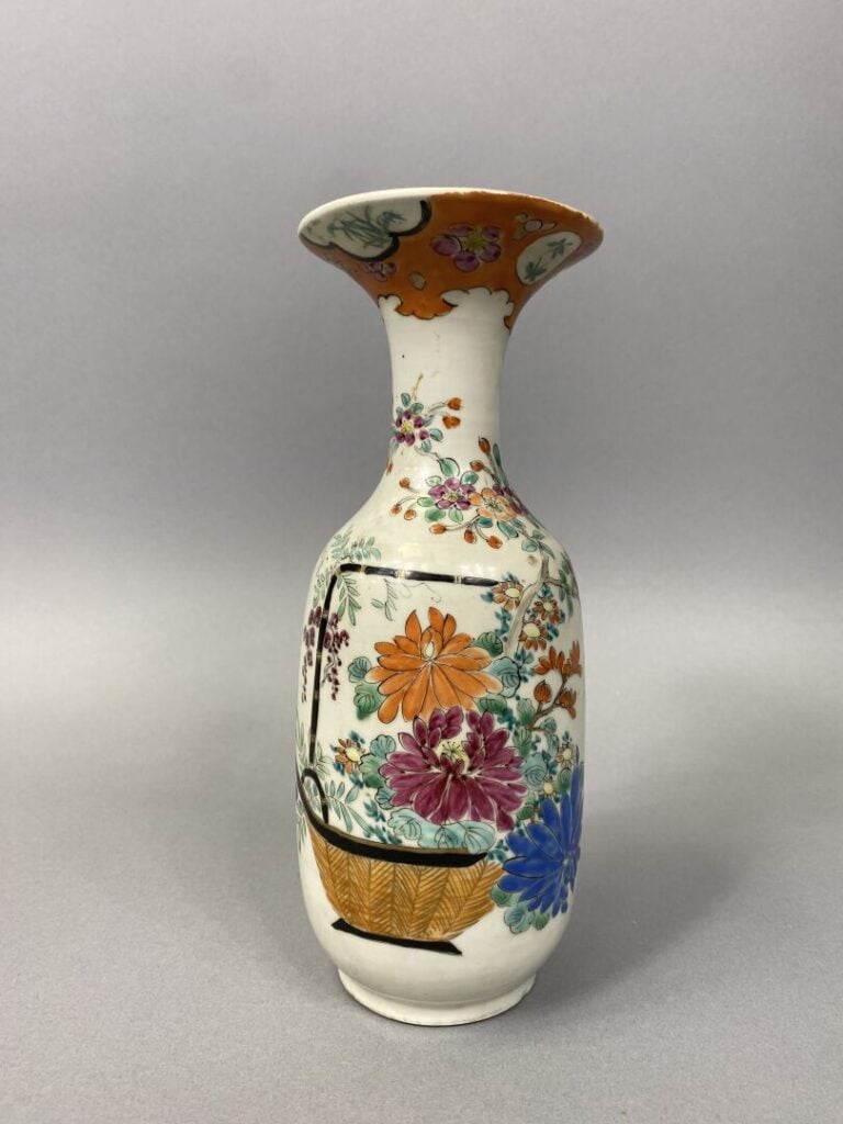 Japon, Kutani - Vase balustre à col étroit en porcelaine émaillée à décor de pa…