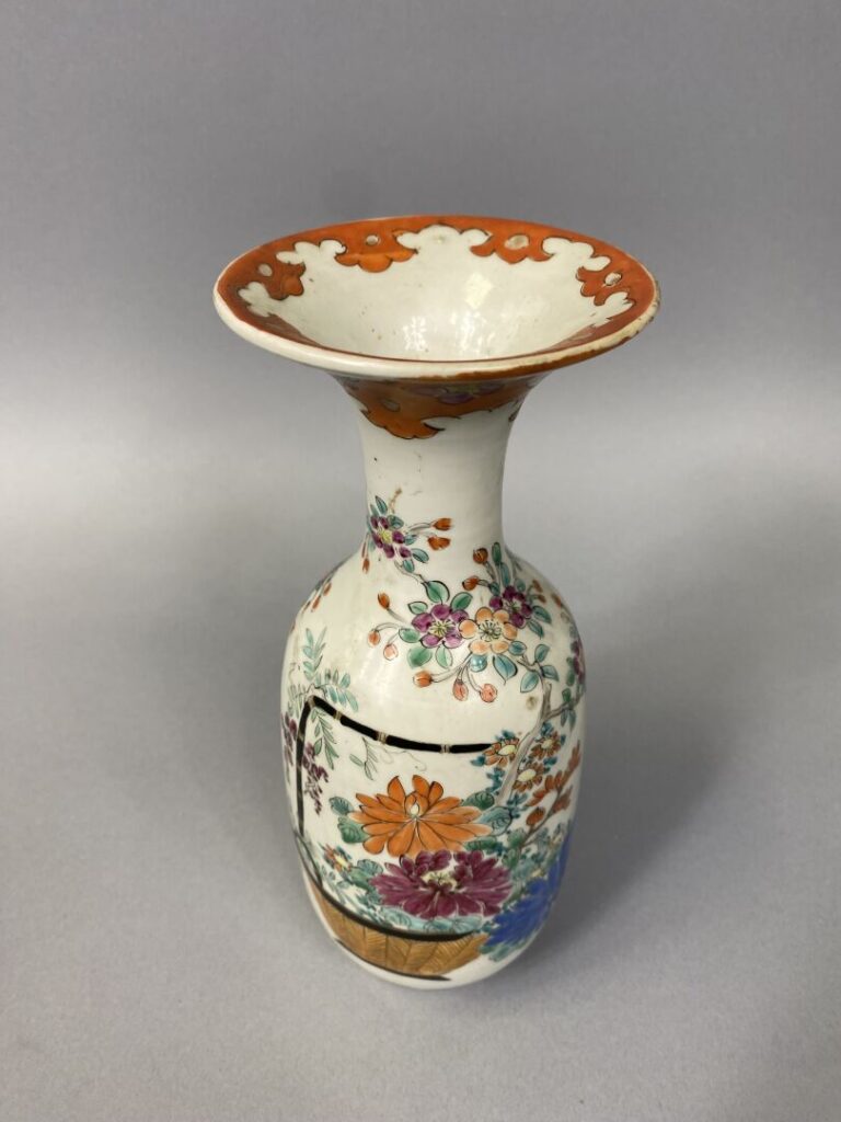 Japon, Kutani - Vase balustre à col étroit en porcelaine émaillée à décor de pa…