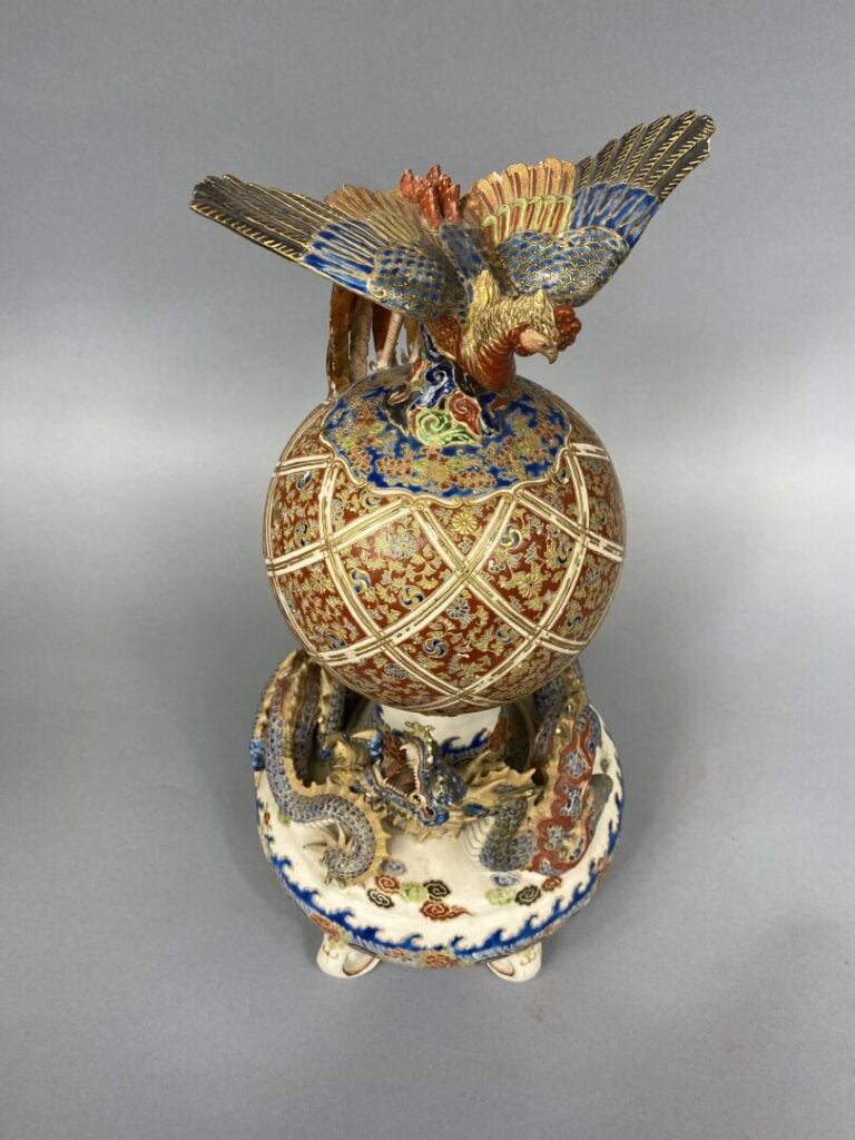 Japon - Objet de curiosité en faïence de Satsuma à décor de brocarts stylisés s…