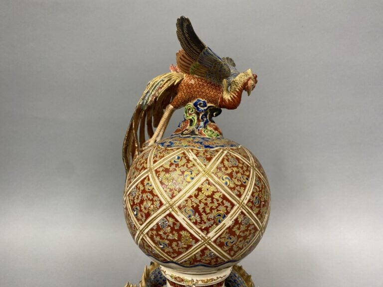Japon - Objet de curiosité en faïence de Satsuma à décor de brocarts stylisés s…