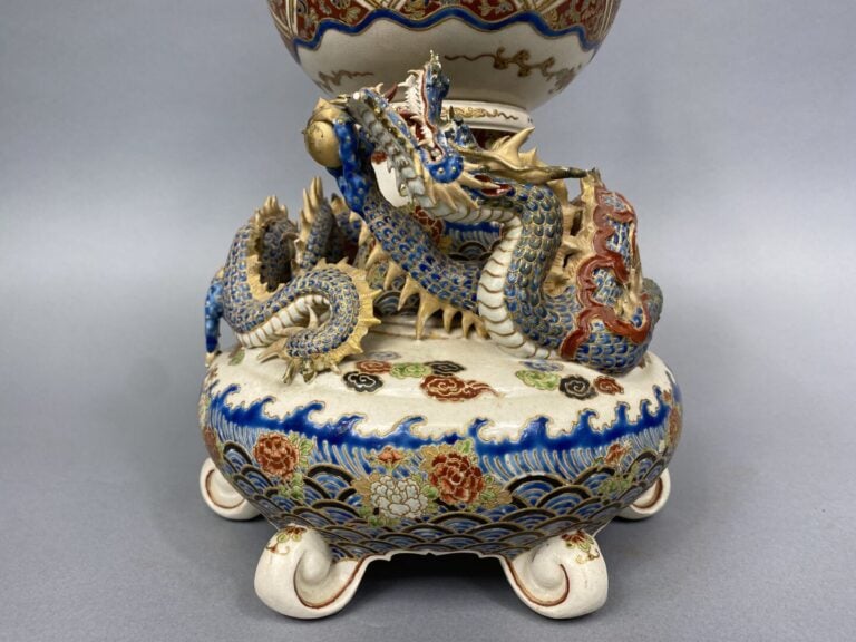 Japon - Objet de curiosité en faïence de Satsuma à décor de brocarts stylisés s…