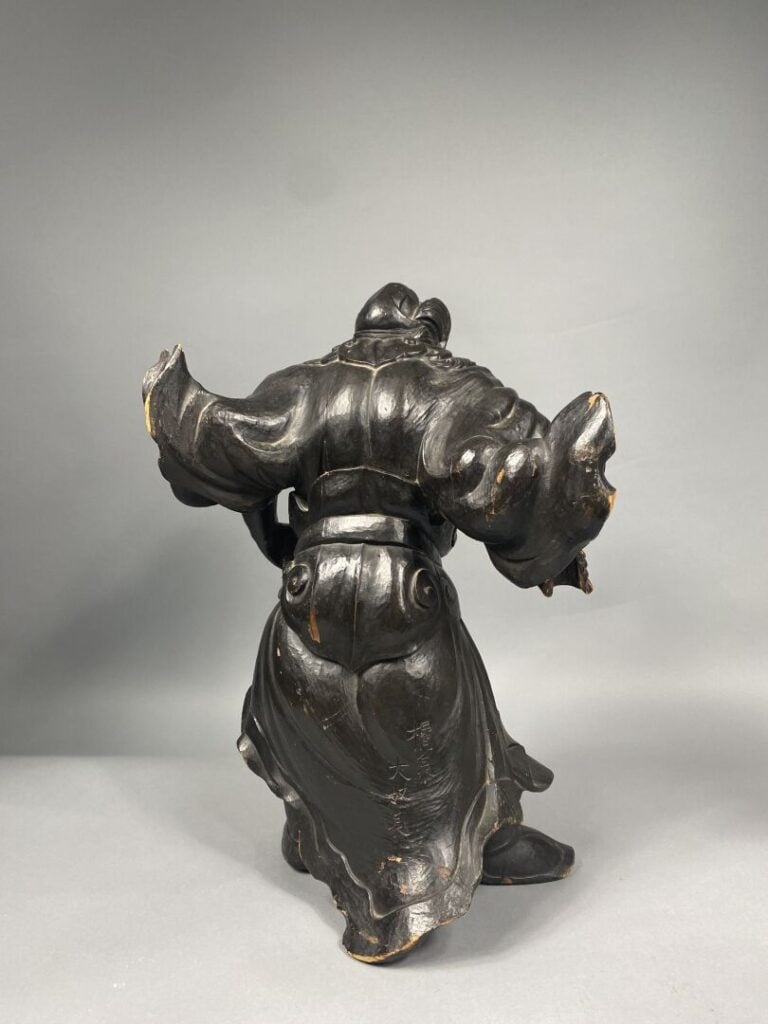 Japon - Okimono en bois, Shoki debout, tenant un pan du noeud de son vêtement,…