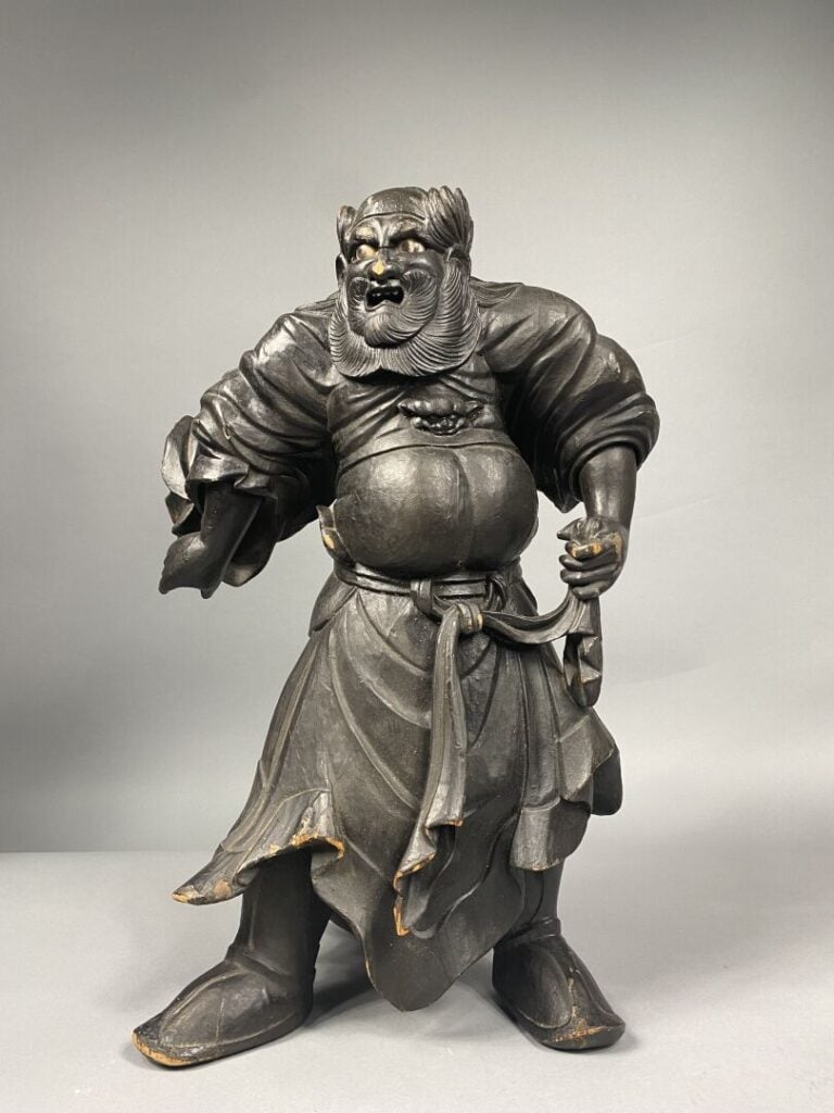 Japon - Okimono en bois, Shoki debout, tenant un pan du noeud de son vêtement,…