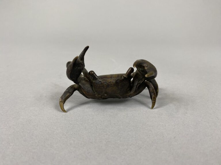 Japon - Okimono en bronze patiné représentant un crabe les pinces levées - Port…