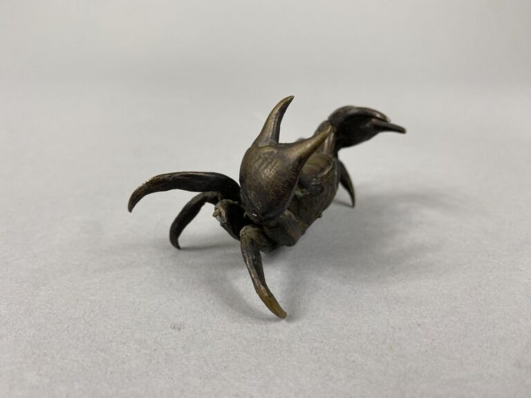 Japon - Okimono en bronze patiné représentant un crabe les pinces levées - Port…