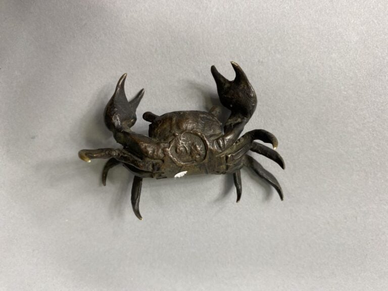 Japon - Okimono en bronze patiné représentant un crabe les pinces levées - Port…