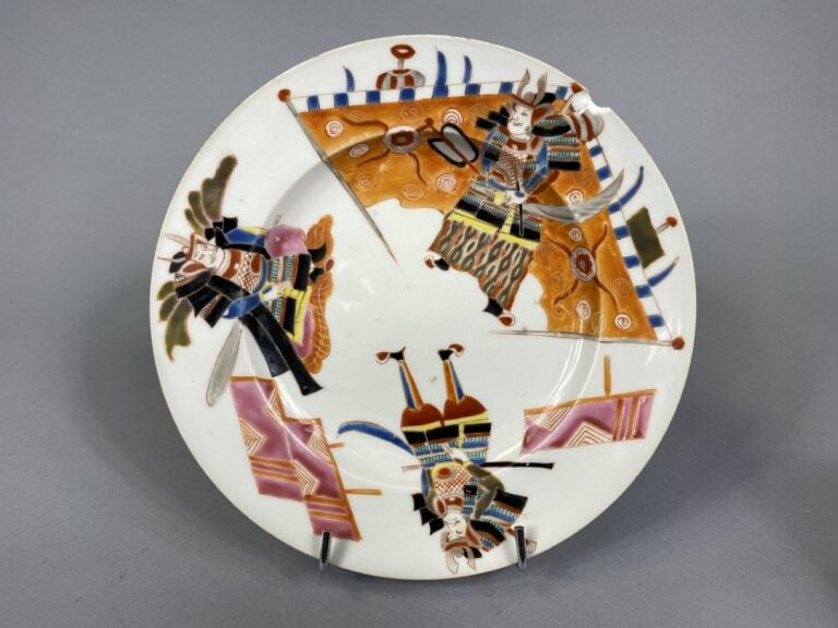 Japon - Paire d'assiettes en céramique émaillée polychrome à décor de samouraïs…