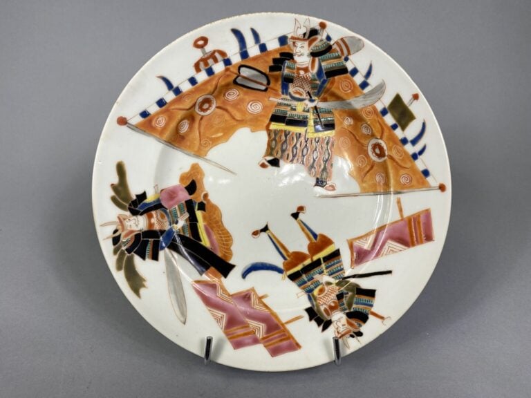 Japon - Paire d'assiettes en céramique émaillée polychrome à décor de samouraïs…