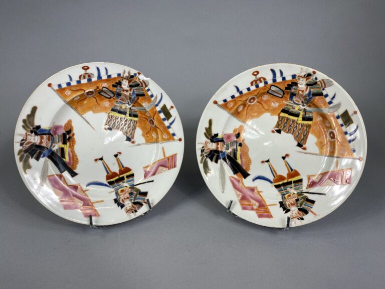 Japon - Paire d'assiettes en céramique émaillée polychrome à décor de samouraïs…