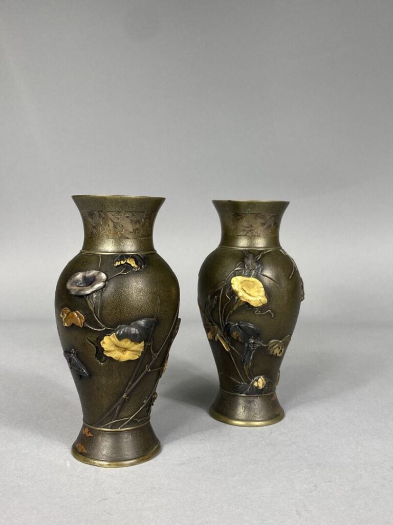 Japon - Paire de petits vases balustre en bronze et métaux incrustés dorés et c…