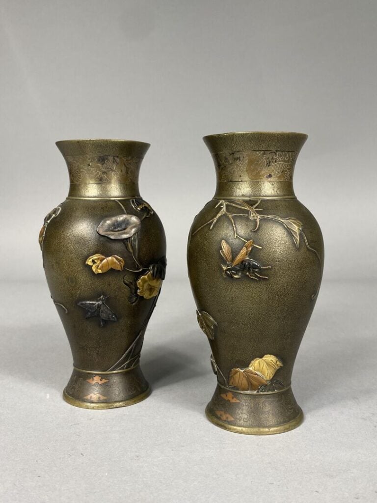 Japon - Paire de petits vases balustre en bronze et métaux incrustés dorés et c…